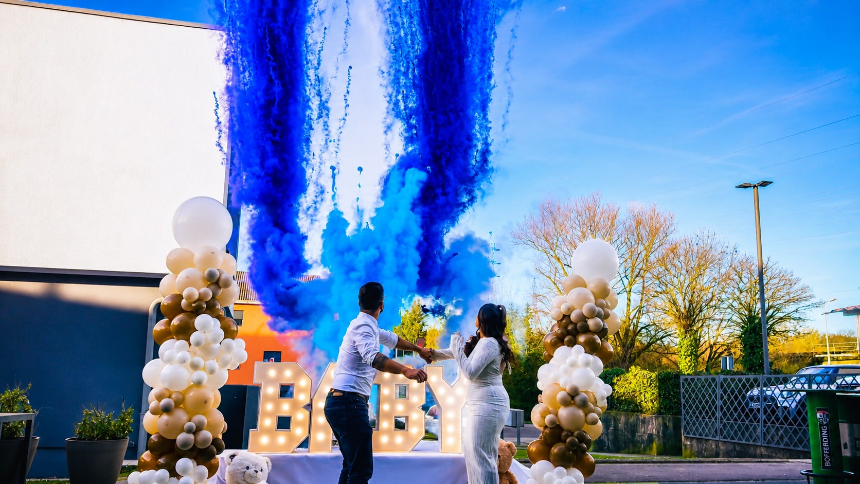 Chá-revelação com fumo azul e letras BABY